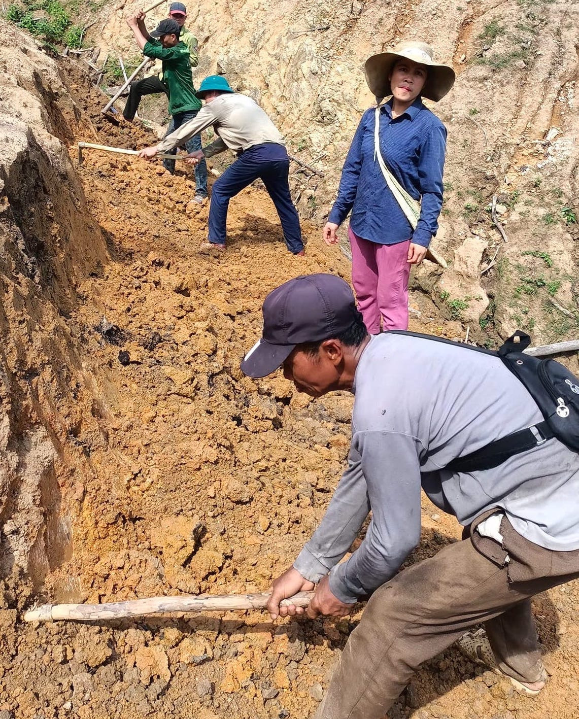 Xã Hữu Khuông là một xã biên giới khó khăn của huyện Tương Dương (Nghệ An). Để đi được đến trung tâm xã, người dân phải đi thuyền trên lòng hồ thủy điện Bản Vẽ. Mùa nước nhiều, thuyền có thể đến bến để đón người dân đi, nhưng nay mùa nước cạn, thuyền không thể vào đón nên người dân phải lội bùn ra đi thuyền. Xã Hữu Khuông là một xã biên giới khó khăn của huyện Tương Dương (Nghệ An). Để đi được đến trung tâm xã, người dân phải đi thuyền trên lòng hồ thủy điện Bản Vẽ. Mùa nước nhiều, thuyền có thể đến bến để đón người dân đi, nhưng nay mùa nước cạn, thuyền không thể vào đón nên người dân phải lội bùn ra đi thuyền.