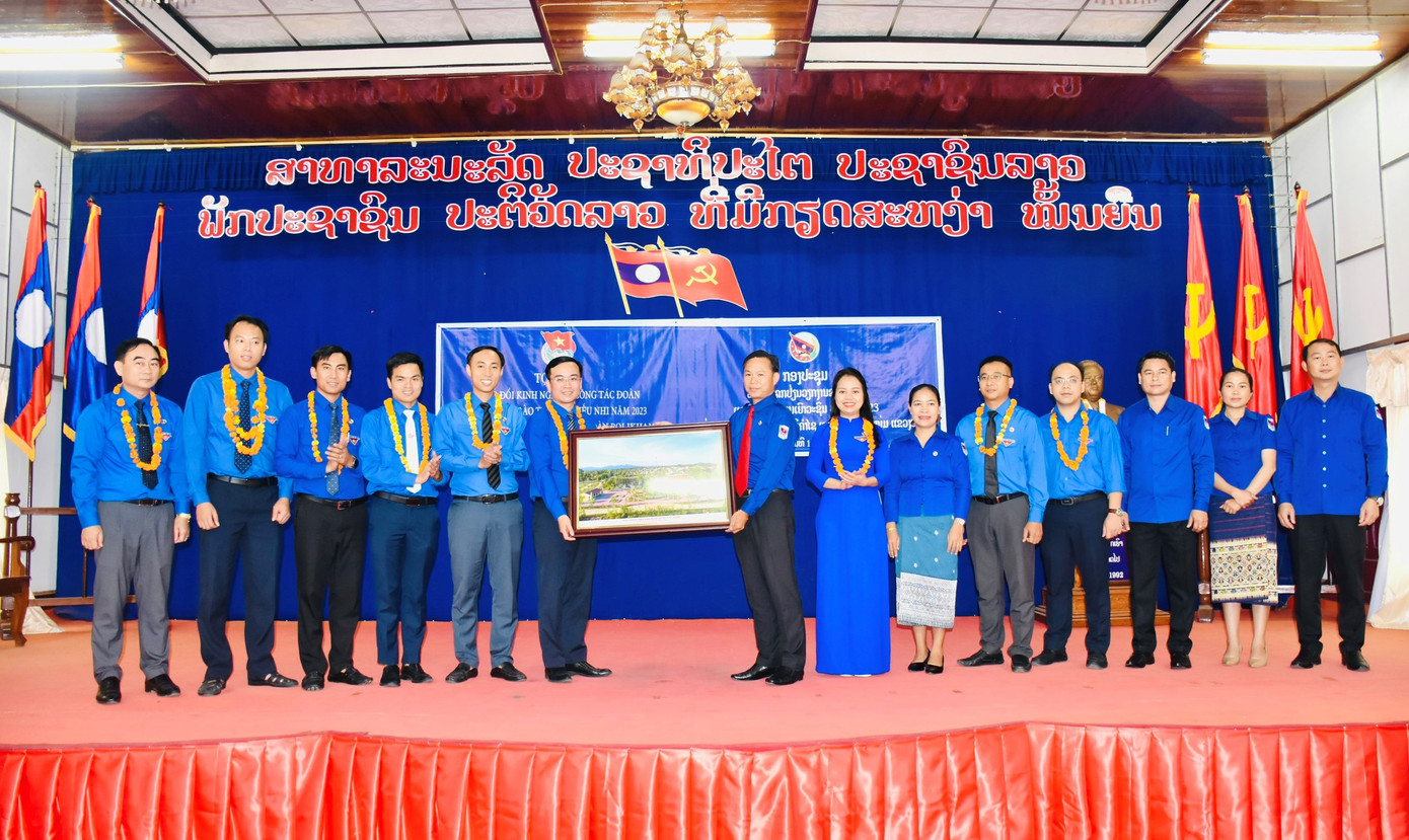 Trong 3 ngày (13-15/6), đoàn tình nguyện của Tỉnh Đoàn Hà Tĩnh do anh Nguyễn Hoài Nam - Phó Bí thư Tỉnh Đoàn, Chủ tịch Hội LHTN Việt Nam tỉnh Hà Tĩnh dẫn đầu đã thực hiện Hành trình tình nguyện quốc tế với nhiều chương trình, phần việc có ý nghĩa tại tỉnh Bolykhamxay, nước CHDCND Lào. Trong 3 ngày (13-15/6), đoàn tình nguyện của Tỉnh Đoàn Hà Tĩnh do anh Nguyễn Hoài Nam - Phó Bí thư Tỉnh Đoàn, Chủ tịch Hội LHTN Việt Nam tỉnh Hà Tĩnh dẫn đầu đã thực hiện Hành trình tình nguyện quốc tế với nhiều chương trình, phần việc có ý nghĩa tại tỉnh Bolykhamxay, nước CHDCND Lào.