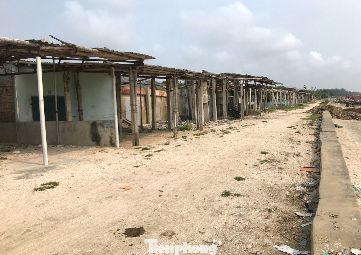 Dọc bãi biển này có gần 150 ki ốt, phần lớn kinh doanh các mặt hàng nước giải khát.