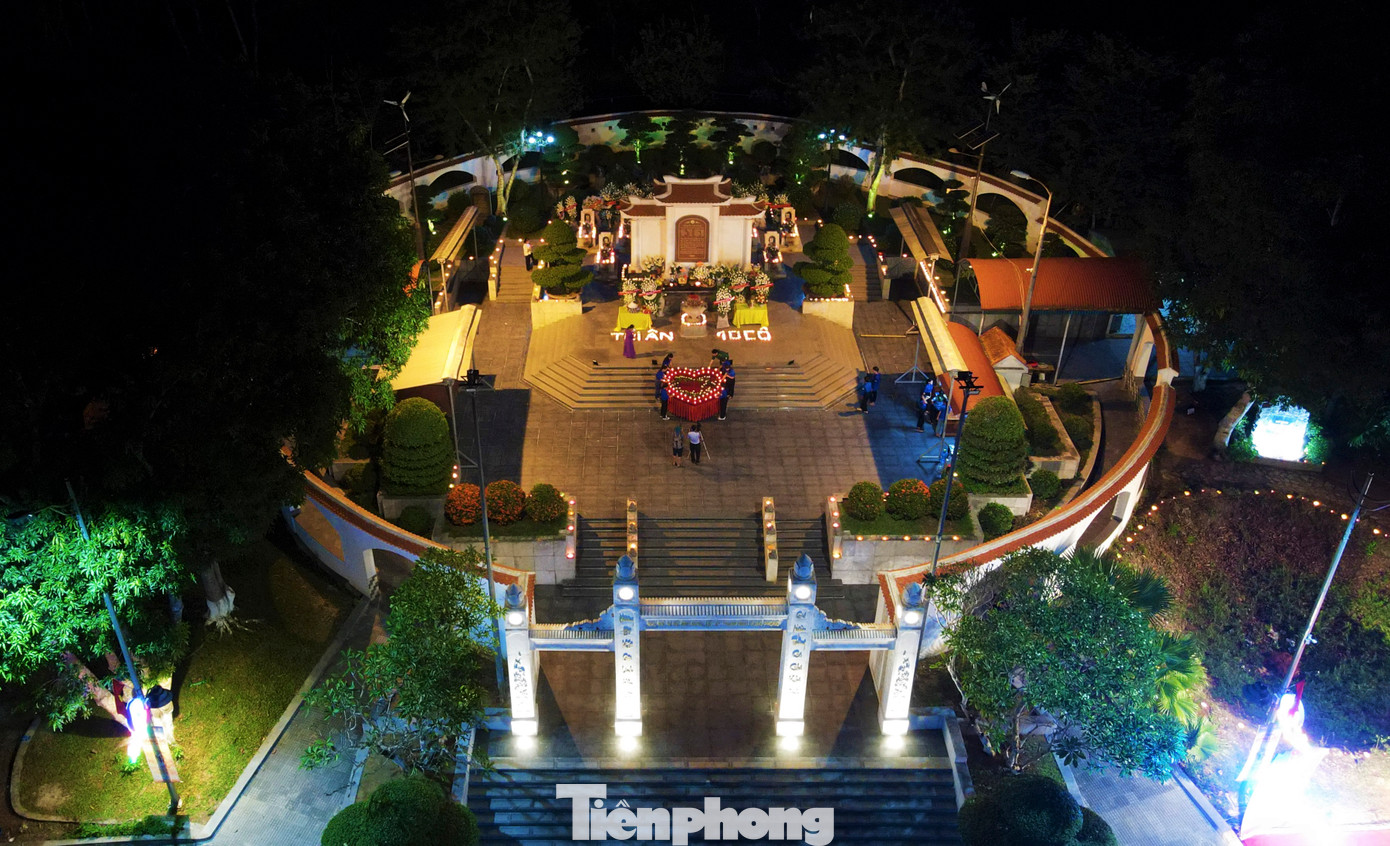 Tối 20/7, 500 đoàn viên thanh niên Hà Tĩnh đã đến tại Khu di tích lịch sử Ngã ba Đồng Lộc (thị trấn Đồng Lộc, huyện Can Lộc) để tổ chức Lễ Thắp nến tri ân các anh hùng, liệt sĩ, cán bộ, chiến sĩ, cựu Thanh niên xung phong và nhân dân đã anh dũng hy sinh tại nơi đây trong những năm tháng chiến tranh ác liệt.