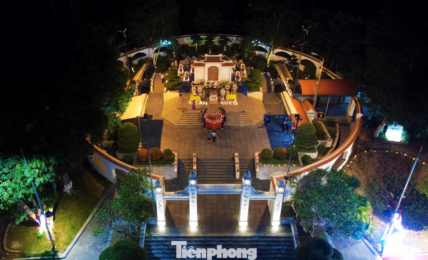 Tối 20/7, 500 đoàn viên thanh niên Hà Tĩnh đã đến tại Khu di tích lịch sử Ngã ba Đồng Lộc (thị trấn Đồng Lộc, huyện Can Lộc) để tổ chức Lễ Thắp nến tri ân các anh hùng, liệt sĩ, cán bộ, chiến sĩ, cựu Thanh niên xung phong và nhân dân đã anh dũng hy sinh tại nơi đây trong những năm tháng chiến tranh ác liệt.