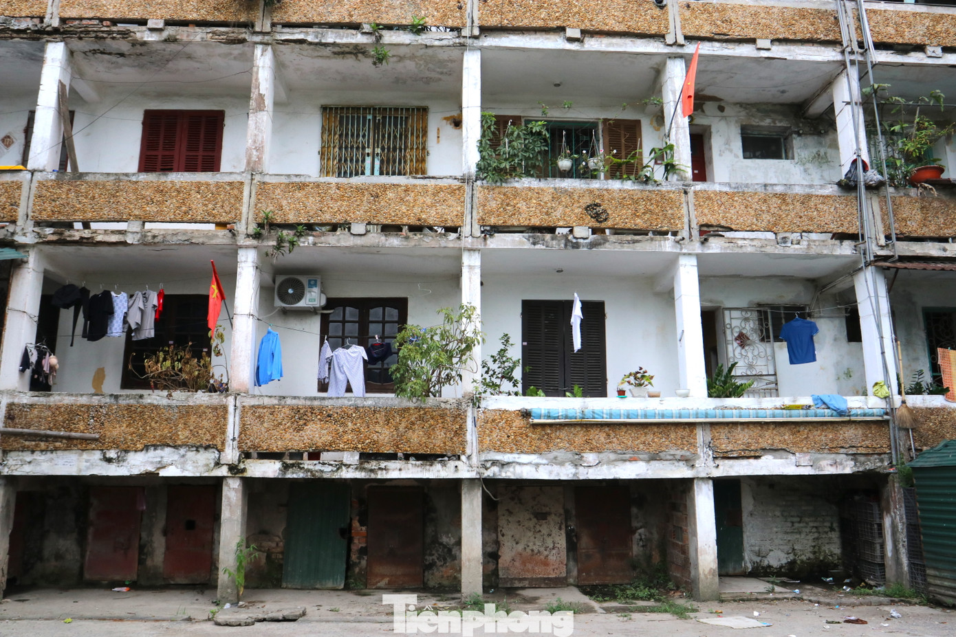 Ở gần chung cư C8, khu chung cư C6 cũng đã xuống cấp nghiêm trọng. Nhìn từ bên ngoài, các phần tường của tòa nhà đã xuống cấp.