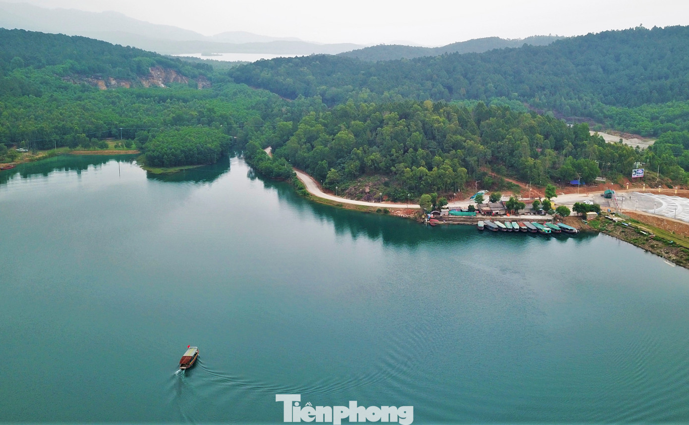 Ngoài ra, du khách cũng có thể di chuyển bằng thuyền từ bến Hương Tuyền qua đập Nhà Đường.