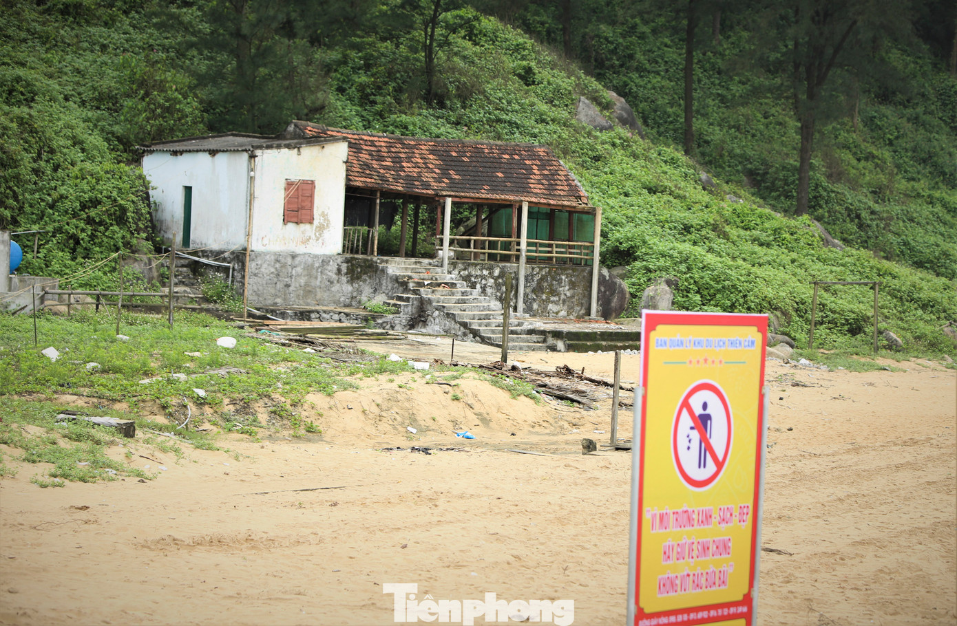 Khu bãi biển còn một số công trình tồn tại, chưa được di dời, trả lại cảnh quan.