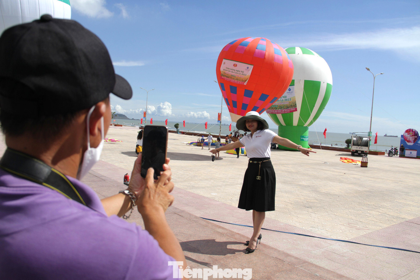 Nhiều người tranh thủ ghi lại những khoảnh khắc thú vị, ấn tượng để làm kỷ niệm.