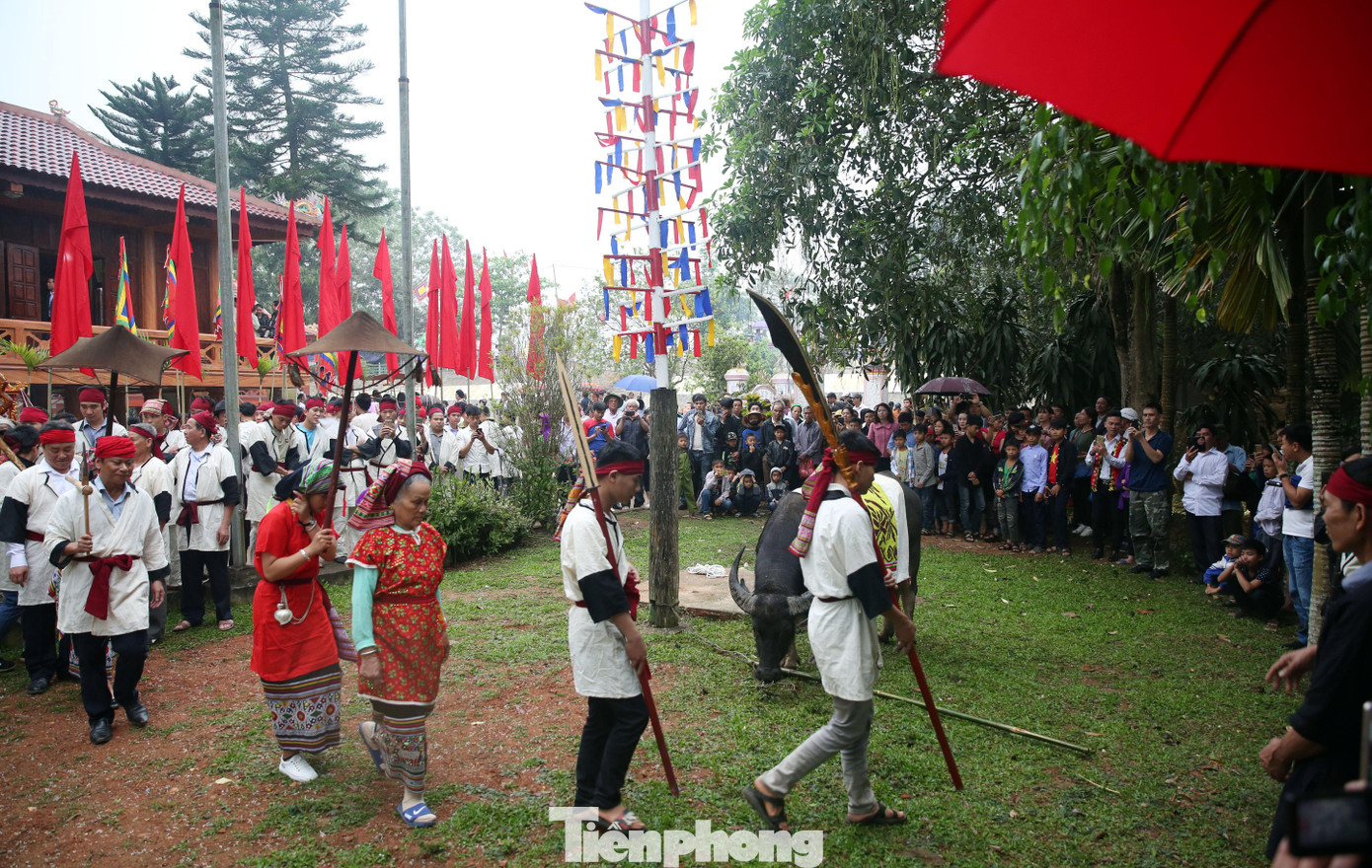 Lễ hội đền Chín Gian diễn ra từ 14 đến 16 tháng 2 Âm lịch hàng năm. Đây là lễ hội tâm linh lớn nhất vùng, thu hút hàng chục nghìn khách thập phương. Ngoài phần lễ trang nghiêm còn có nhiều trò chơi dân gian như kéo co, bắn nỏ, ném còn, đi cà kheo, thi khắc luống…