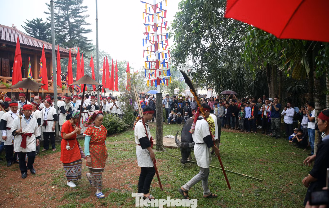 Lễ hội đền Chín Gian diễn ra từ 14 đến 16 tháng 2 Âm lịch hàng năm. Đây là lễ hội tâm linh lớn nhất vùng, thu hút hàng chục nghìn khách thập phương. Ngoài phần lễ trang nghiêm còn có nhiều trò chơi dân gian như kéo co, bắn nỏ, ném còn, đi cà kheo, thi khắc luống…