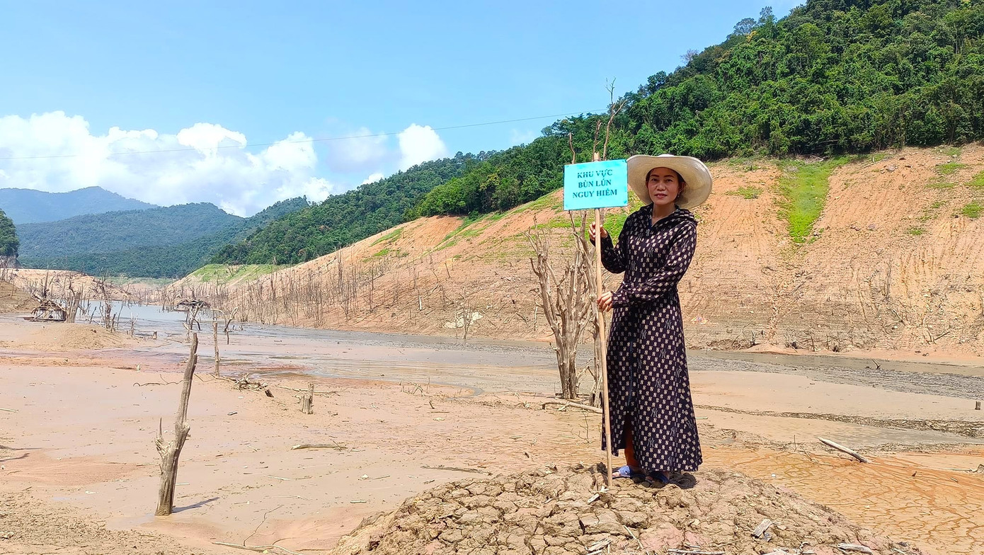 Anh Vi Văn Thoại - Bí thư Đoàn xã Hữu Khuông cho biết, 7 đoàn viên của xã được huy động cùng cán bộ xã đi khảo sát khu vực lòng hồ đã rút cạn nước để cắm biển cảnh báo. Việc cắm biển cảnh báo rất cần thiết để người dân tránh những nơi nguy hiểm. Bởi khi nước rút, nhiều nơi bùn đất có hang sâu, nếu đi vào có thể bị lún cả người.