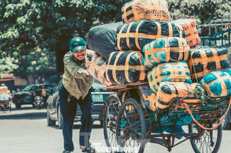 Người dân vật vã mưu sinh dưới cái nắng ở Nghệ An. Người dân vật vã mưu sinh dưới cái nắng ở Nghệ An.