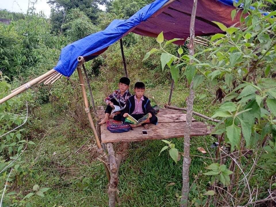 2 nam sinh lớp 6 rủ nhau lên núi dò sóng 3G, dựng lán để học online