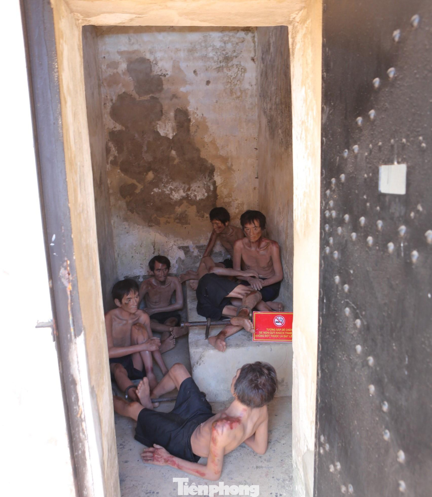 Hệ thống nhà tù Côn Đảo được thực dân, đế quốc, tay sai giam giữ tù nhân chính trị, tử tù... Nơi đây thời Pháp thuộc đã giam giữ những người tham gia các phong trào cách mạng và những người yêu nước chống lại chính phủ thuộc địa, và sau đó lại được Mỹ sử dụng để giam cầm tù nhân.