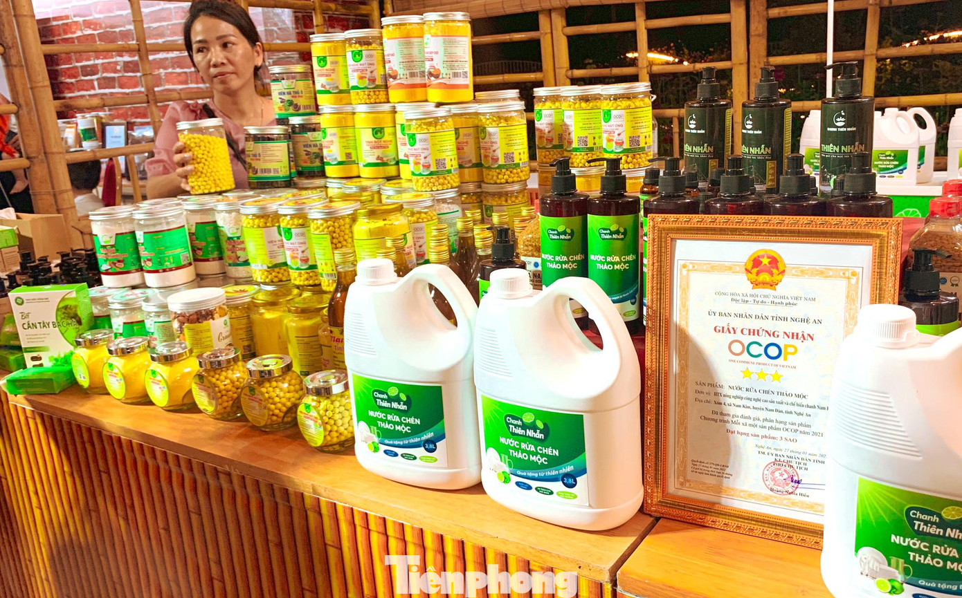 Tuần lễ sản phẩm Hà Nội - Nghệ An 2022 có quy mô gần 80 gian hàng quảng bá giới thiệu thiệu sản phẩm đặc sản, OCOP, thủ công mỹ nghệ, quà tặng, ẩm thực... của Hà Nội, Nghệ An và một số tỉnh, thành phố trong cả nước. Đây cũng là dịp tăng cường hoạt động hợp tác, xúc tiến đầu tư, thương mại, du lịch, nông nghiệp; hỗ trợ doanh nghiệp các địa phương kết nối, tìm kiếm cơ hội hợp tác kinh doanh.