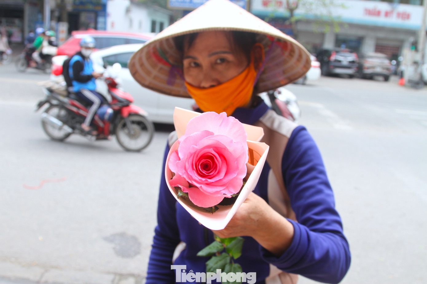 Giá hoa đắt đỏ nên ngoài cắm những lẵng lớn, dịp lễ 8/3 này cửa hàng còn trang trí bán từng bông hoa một. "Khách đôi khi họ muốn mua tặng nhiều người nên chỉ mua từng bông một. Hoặc các bạn trẻ thanh niên, học sinh cũng thường chọn từng bông một. Nên bán bông cũng chạy hàng dịp này", chị Thỏa chia sẻ thêm.