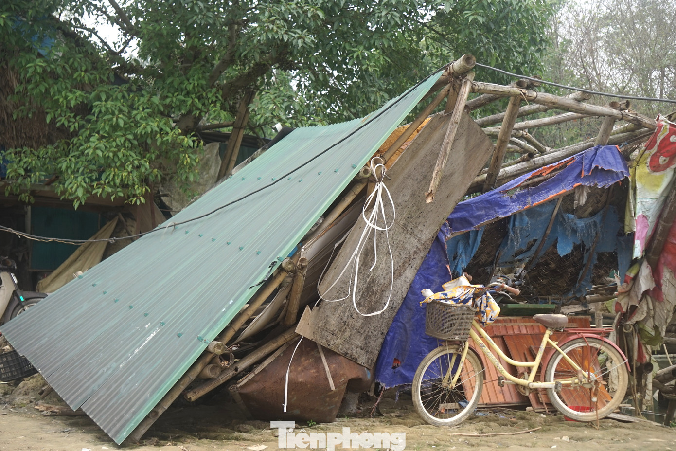 Trước đây, ông Vựng cũng có 1 căn nhà nhỏ dựng tạm trên bãi đất hoang ven sông. Nhưng đợt bão lũ năm trước đã khiến căn nhà bị đổ sập. Không thể dựng nhà mới ở, gia đình ông Vựng lại quay về con thuyền nhỏ với cuộc sống hàng ngày trên sông.