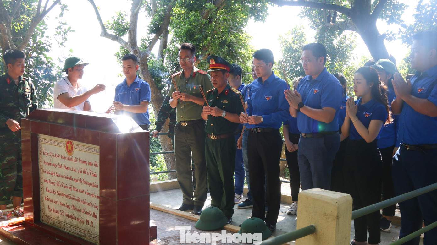 Trước đó, Đoàn công tác của Bộ Chỉ huy Quân sự tỉnh Nghệ An, Tỉnh đoàn Nghệ An, Thành đoàn Vinh cũng đã dâng hương, dâng hoa trước anh linh các anh hùng liệt sĩ đã ngã xuống trên Đảo Mắt vì sự bình yên của biển đảo, vì toàn vẹn lãnh thổ của Tổ quốc thân yêu.