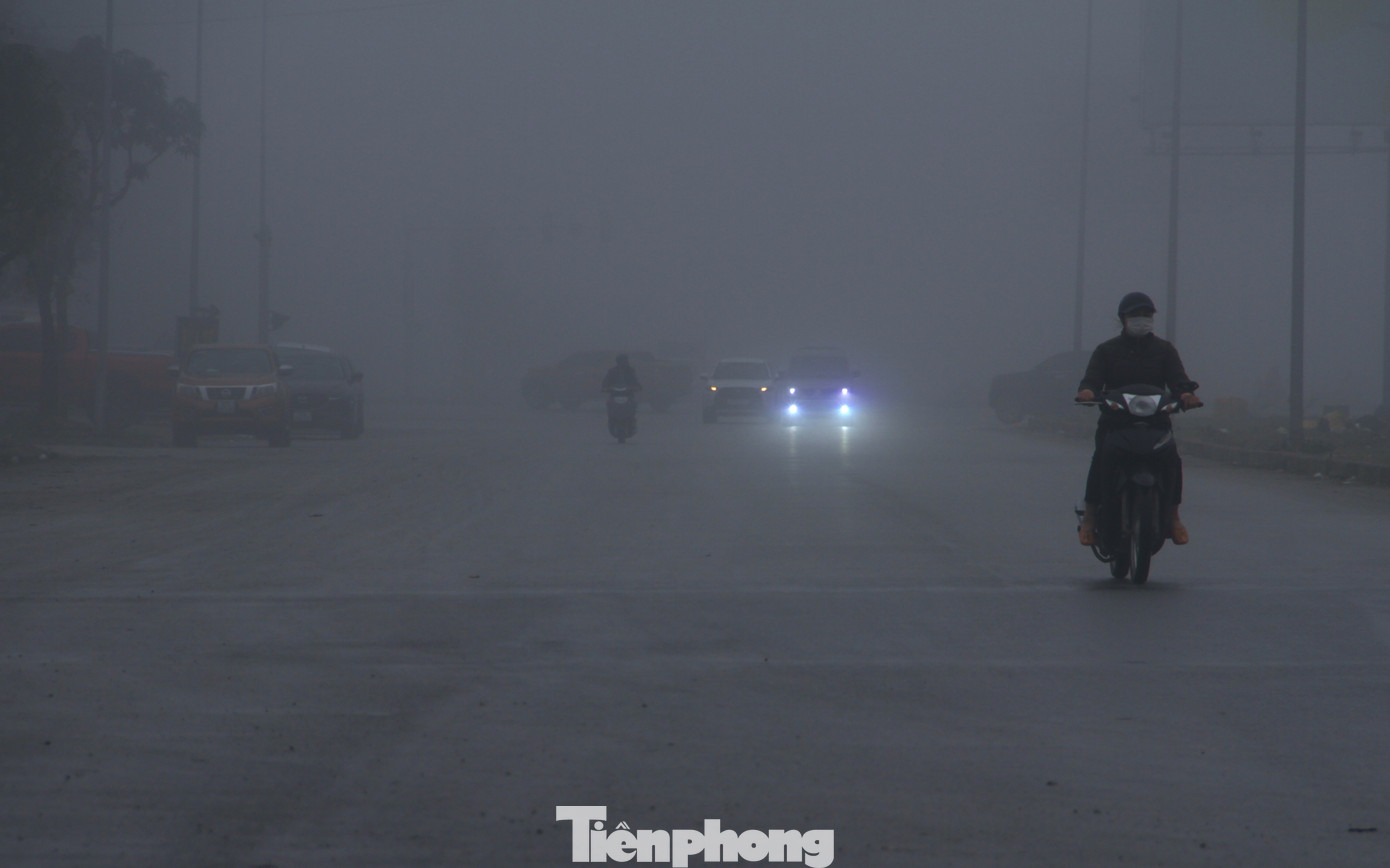 Sáng 6/2, sương mù càng thêm dày đặc, các phương tiện giao thông phải bật đèn để đi dù lúc này đã là gần 9h.