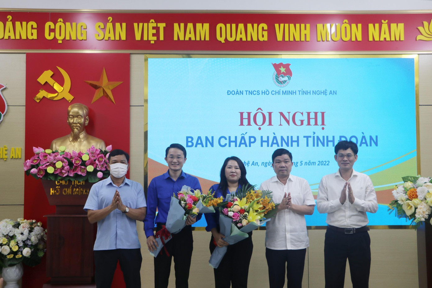 Đại biểu các Ban Đảng Tỉnh ủy và Đảng ủy khối các cơ quan tỉnh Nghệ An tặng hoa chúc mừng hai tân Phó Bí thư Tỉnh đoàn Nghệ An.