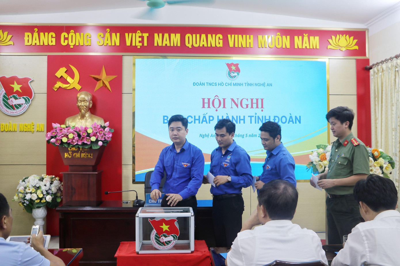 Ban chấp hành Tỉnh đoàn Nghệ An bỏ phiếu bầu 2 Phó Bí thư.