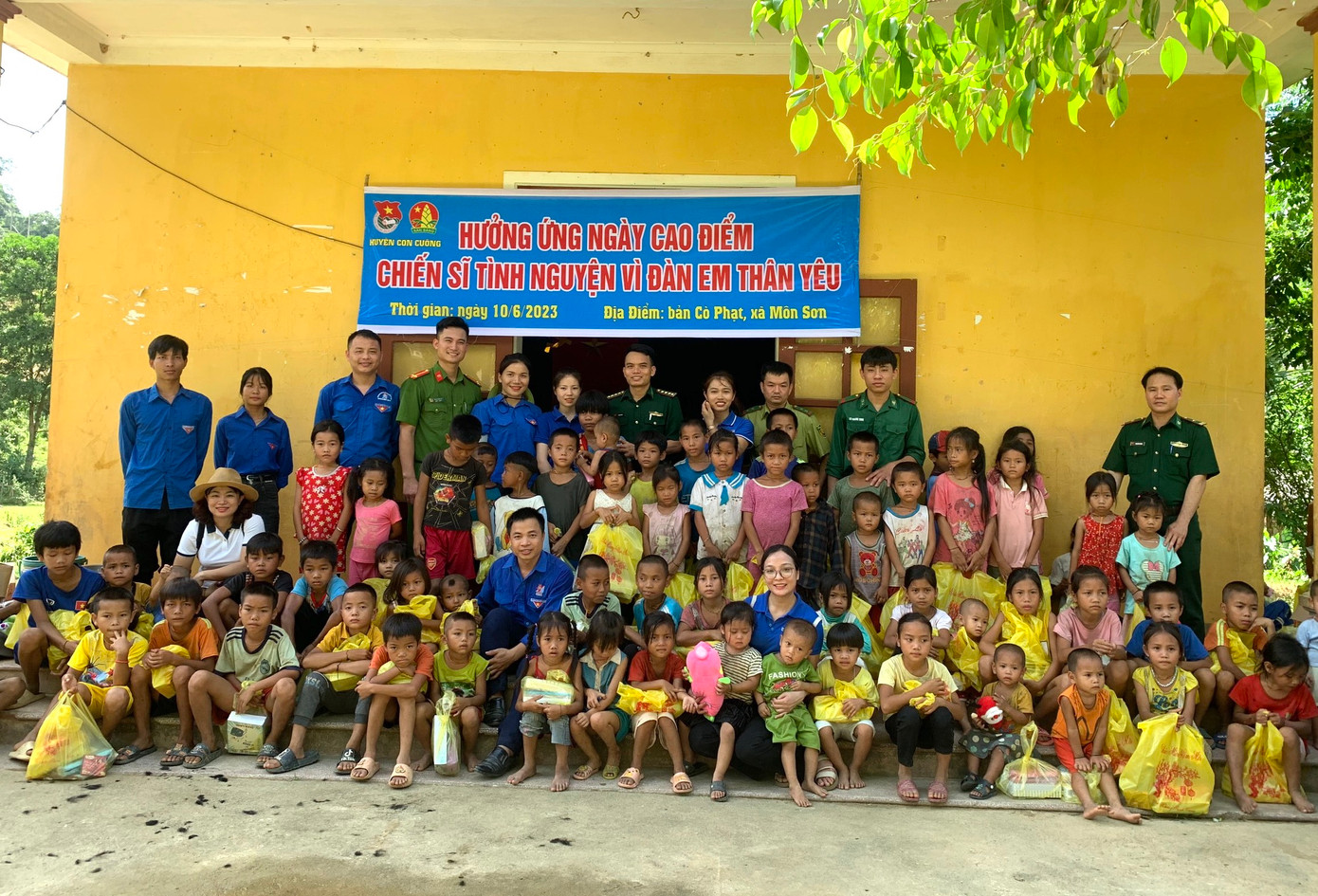 Huyện đoàn Con Cuông (Nghệ An) vừa phối hợp với các đơn vị liên quan để triển khai nhiều hoạt động thiết thực hướng về các em nhỏ đồng bào Đan Lai ở bản Khe Búng (xã Môn Sơn) trong “Ngày Cao điểm Chiến sĩ tình nguyện vì đàn em thân yêu” năm 2023.