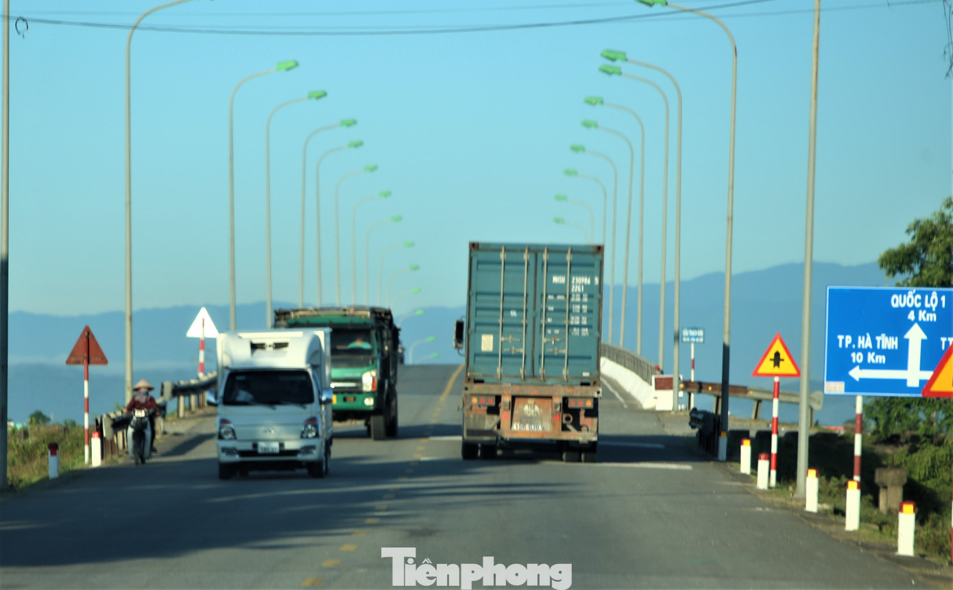 Theo lộ trình, các tài xế xe tải, xe container khi qua địa phận Hà Tĩnh, lưu thông trên tuyến quốc lộ 1A theo hướng Nam - Bắc khi đến đầu tuyến tránh TP Hà Tĩnh tại vòng xuyến Đại học Hà Tĩnh (xã Cẩm Vịnh) thì rẽ xuống tuyến đường ven biển. Ngoài ra, tài xế lưu thông hết đoạn đường tránh TP Hà Tĩnh, đến ngã ba Thạch Long (huyện Thạch Hà) thì không tiếp tục lưu thông theo tuyến quốc lộ 1A mà theo đường 15B, đi qua huyện Lộc Hà để vào đường ven biển, đi qua cầu Cửa Hội nối Nghệ An - Hà Tĩnh.