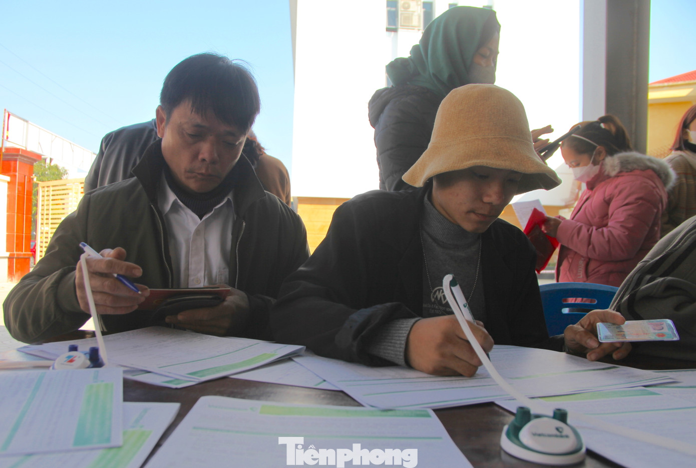 Anh Trần Văn Hoàng (trú huyện Diễn Châu, Nghệ An) cho biết: "Ban đầu tôi cảm thấy làm thủ tục online khá rườm rà vì ít sử dụng công nghệ nên không nắm rõ. Nhưng khi được các cán bộ hướng dẫn cụ thể, tôi thấy đơn giản và dễ làm. Không phải viết giấy tờ đăng ký gì như xưa nữa".