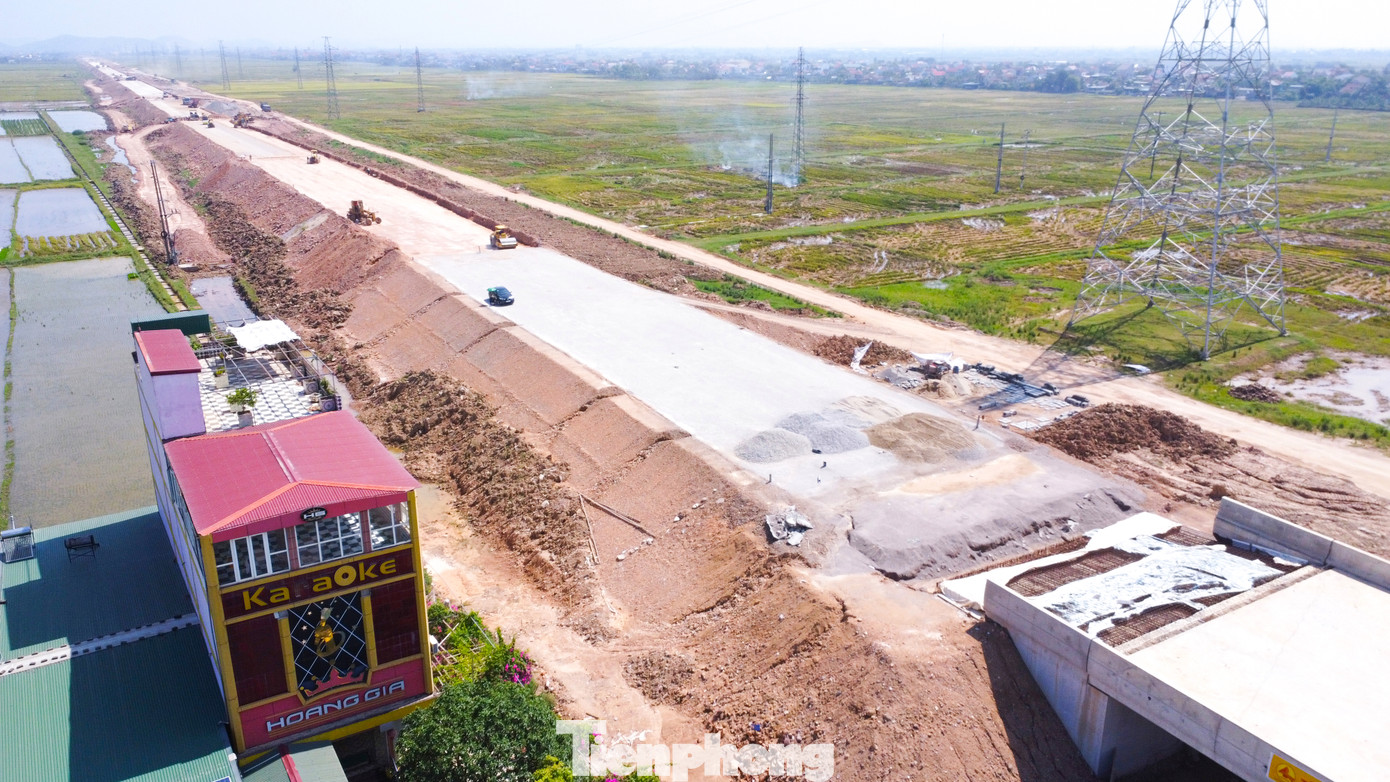 Nguyên nhân do đơn vị thi công và gia đình ông Nguyễn Công Tùng chưa thống nhất được phương án đền bù do ngôi nhà của ông Tùng bị nứt nẻ trong quá trình thi công dự án. Vấn đề này đã ảnh hưởng đến tiến độ dự án