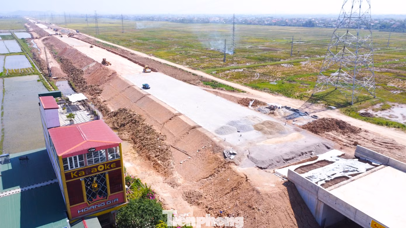 Nguyên nhân do đơn vị thi công và gia đình ông Nguyễn Công Tùng chưa thống nhất được phương án đền bù do ngôi nhà của ông Tùng bị nứt nẻ trong quá trình thi công dự án. Vấn đề này đã ảnh hưởng đến tiến độ dự án