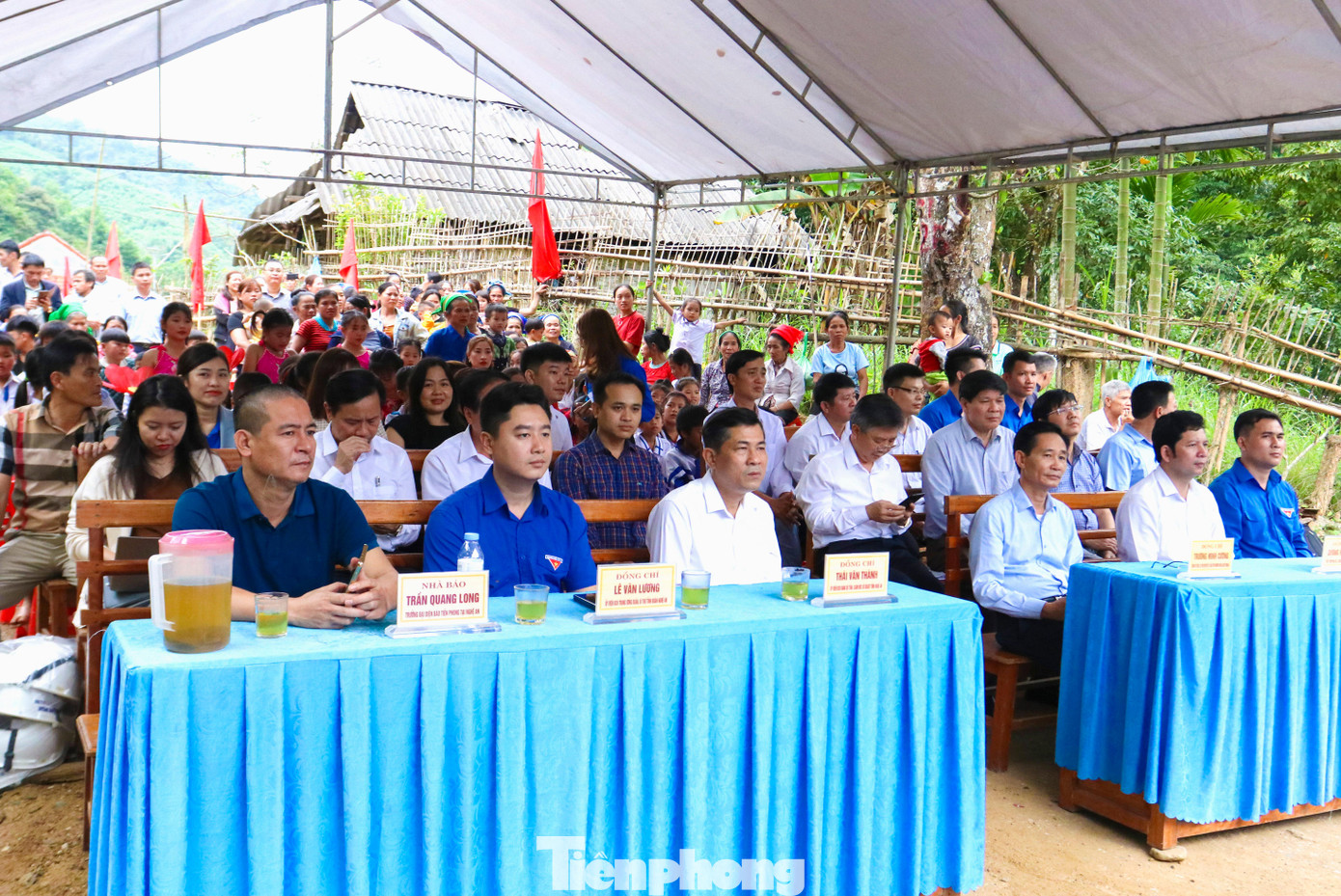 Cầu dân sinh tại bản Khủn Na bắc qua suối Nậm Hinh – là nơi xa xôi nhất của xã Đồng Văn, huyện biên giới Quế Phong, Nghệ An. Vào mùa mưa lũ, nước suối Nậm Hinh dâng cao, bản Khủn Na bị chia cắt, cô lập nhiều hộ gia đình, và ảnh hưởng lớn đến hoạt động giáo dục của trường mầm non và tiểu học Đồng Văn. Trong đó, riêng điểm bản Khủn Na, Trường Tiểu học Đồng Văn 2 có 51 em từ lớp 1 đến lớp 5. Cho đến nay, việc xóa điểm lẻ, hoặc dồn một số lớp về trường chính vẫn chưa thể triển khai do cách xa gần 10km. Trong ảnh: Ban tổ chức và đại biểu, người dân, học sinh tham dự lễ khánh thành.