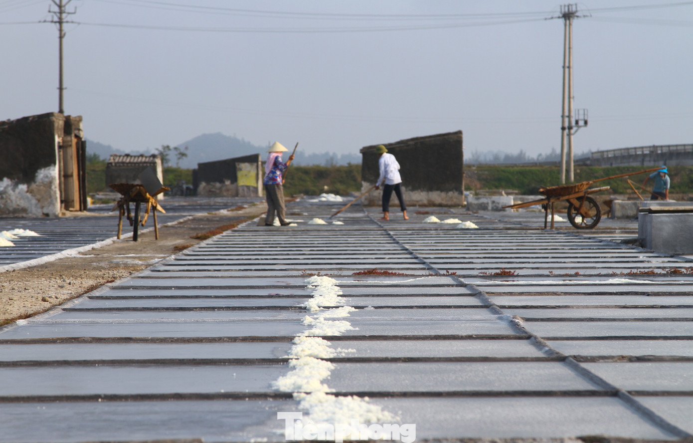 Làm muối có nhiều công đoạn nhưng theo các diêm dân, công đoạn chính gồm: xáo đất, phơi đất, đưa đất vào chạt, lọc nước, phơi nước và cuối cùng là thu muối...
