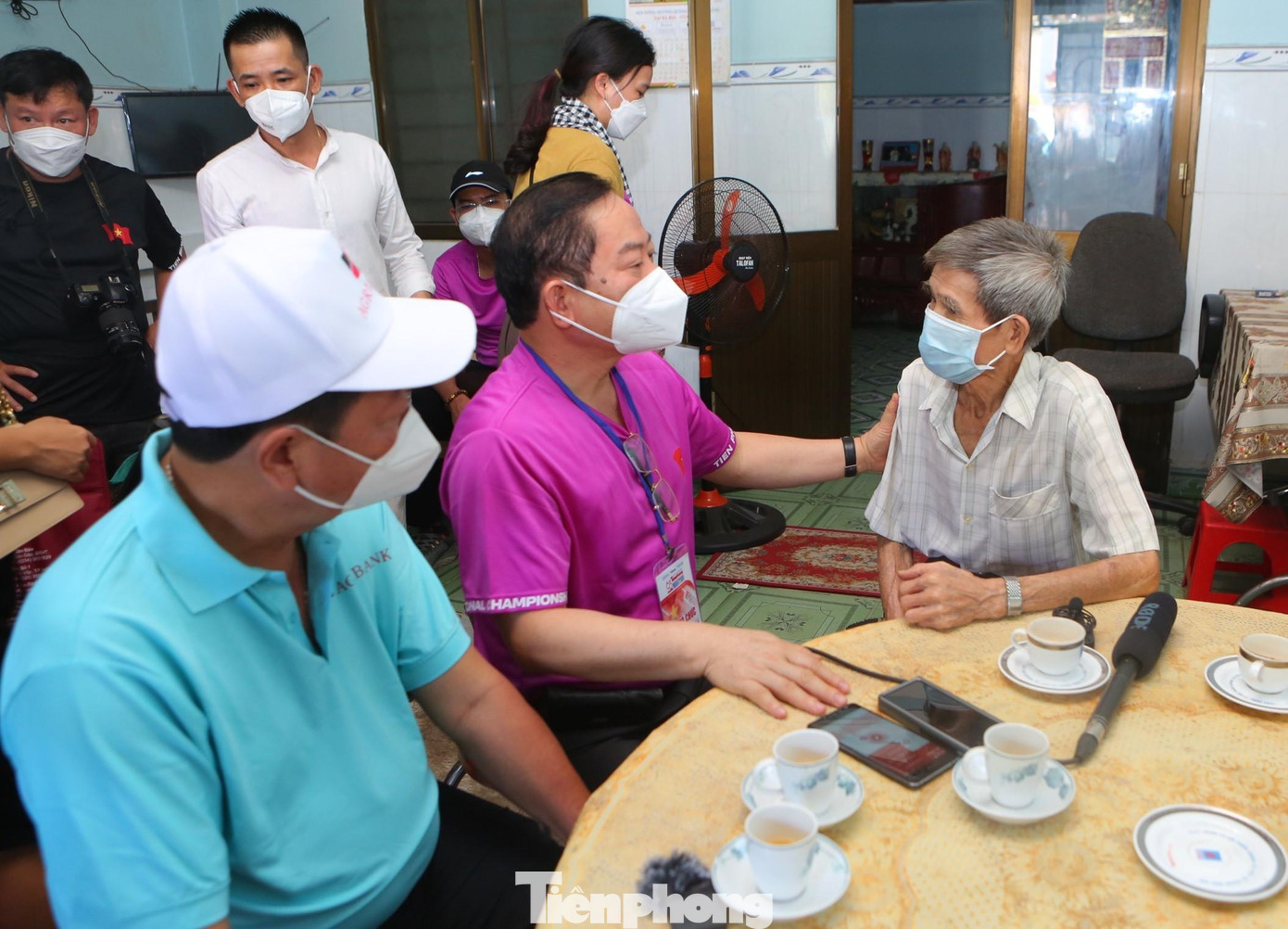 Nhà báo Lê Xuân Sơn và đại diện lãnh đạo ngân hàng Agribank bày tỏ sự tri ân và chúc sức khỏe tới ông Nguyễn Xuân Viên.