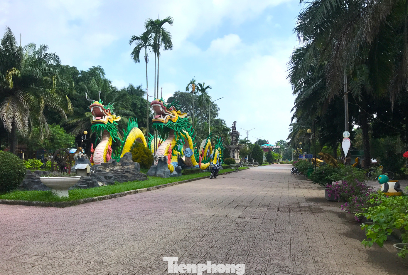 Công viên trung tâm thành phố Vinh (Nghệ An) đúng như tên gọi nằm ngay vị trí đất vàng trung tâm thành phố Vinh trên con đường Lê Mao, nơi có tổ hợp các dịch vụ giải trí. Công viên này có diện tích gần 26 ha, bắt đầu mở cửa đón khách từ năm 2005, với chức năng là nơi vui chơi giải trí cho mọi tầng lớp nhân dân, có tác dụng điều hòa khí hậu của thành phố… Công viên trung tâm thành phố Vinh (Nghệ An) đúng như tên gọi nằm ngay vị trí đất vàng trung tâm thành phố Vinh trên con đường Lê Mao, nơi có tổ hợp các dịch vụ giải trí. Công viên này có diện tích gần 26 ha, bắt đầu mở cửa đón khách từ năm 2005, với chức năng là nơi vui chơi giải trí cho mọi tầng lớp nhân dân, có tác dụng điều hòa khí hậu của thành phố…