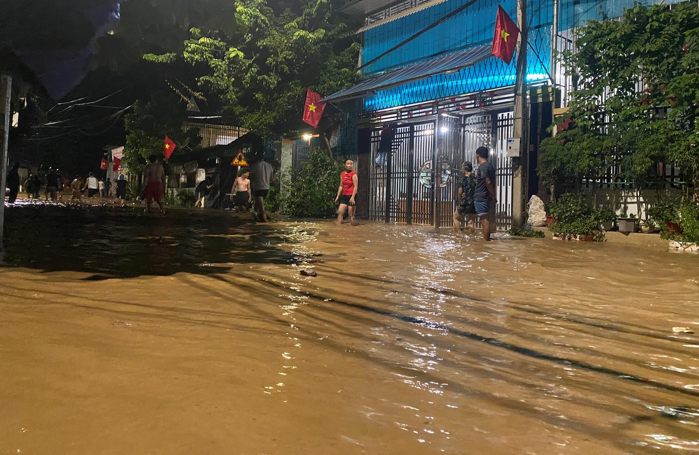 Lãnh đạo UBND huyện Kỳ Sơn cho biết, nước lũ đổ về nhanh, kéo theo đất đá, cây cối đã làm tắc cống nước khiến mực nước lũ dâng cao. Nhiều khu vực ở thị trấn Mường Xén bị ngập lụt khoảng 30-40cm.