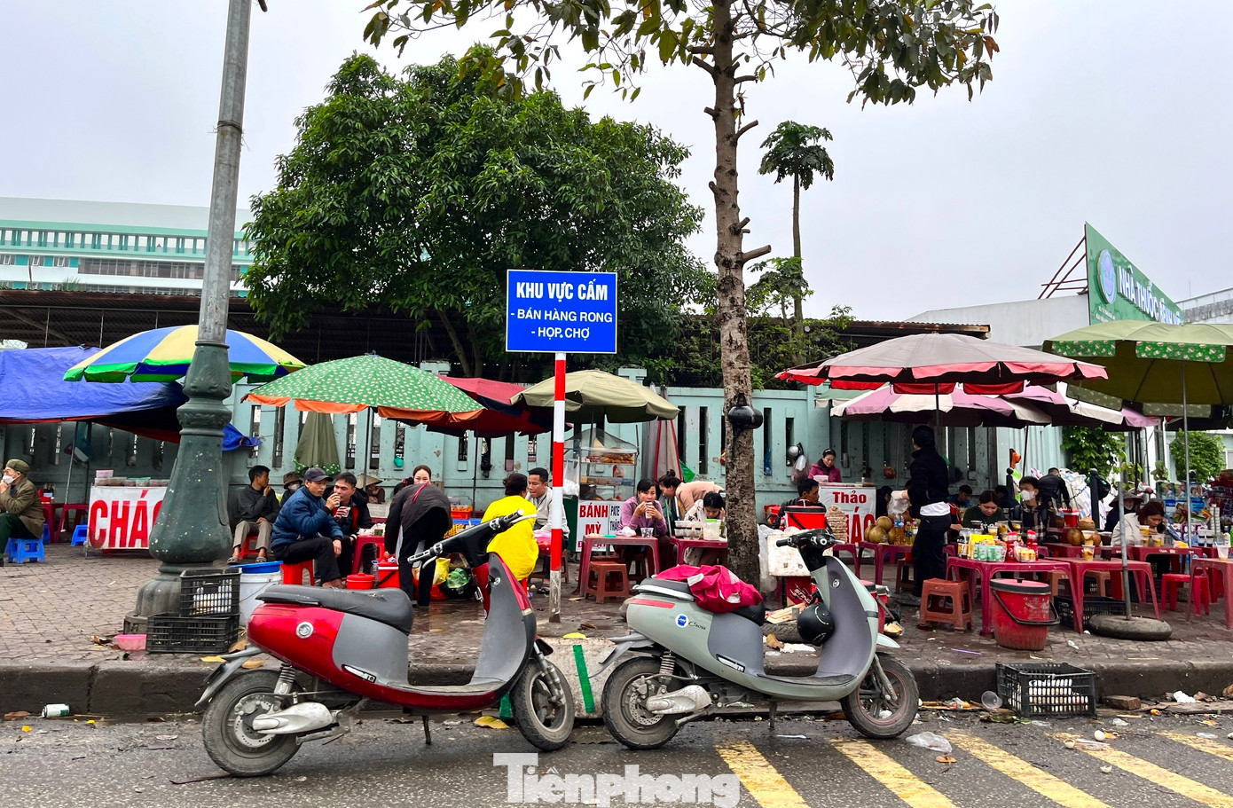 Biển cấm đã được cắm sẵn nhưng các quán hàng vẫn vô tư được lập nên để phục vụ khách trước khu vực cổng bệnh viện.