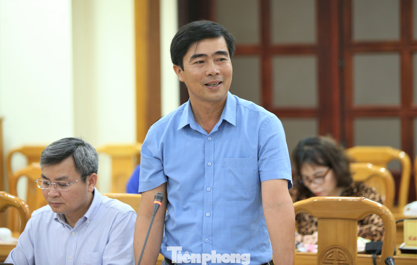 Đại diện Sở Nội vụ tỉnh Hà Tĩnh báo cáo tại buổi làm việc.