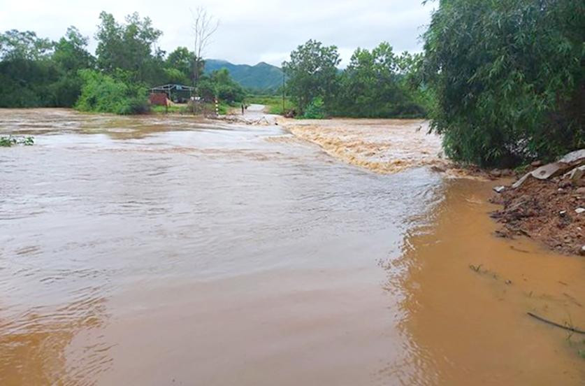 Nhiều tuyến đường ở huyện Thanh Chương bị ngập sâu, chia cắt cục bộ Nhiều tuyến đường ở huyện Thanh Chương bị ngập sâu, chia cắt cục bộ
