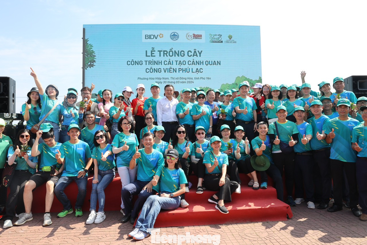 Đại biểu và cán bộ, nhân viên Ngân hàng BIDV chụp hình lưu niệm tại buổi lễ. Đại biểu và cán bộ, nhân viên Ngân hàng BIDV chụp hình lưu niệm tại buổi lễ.