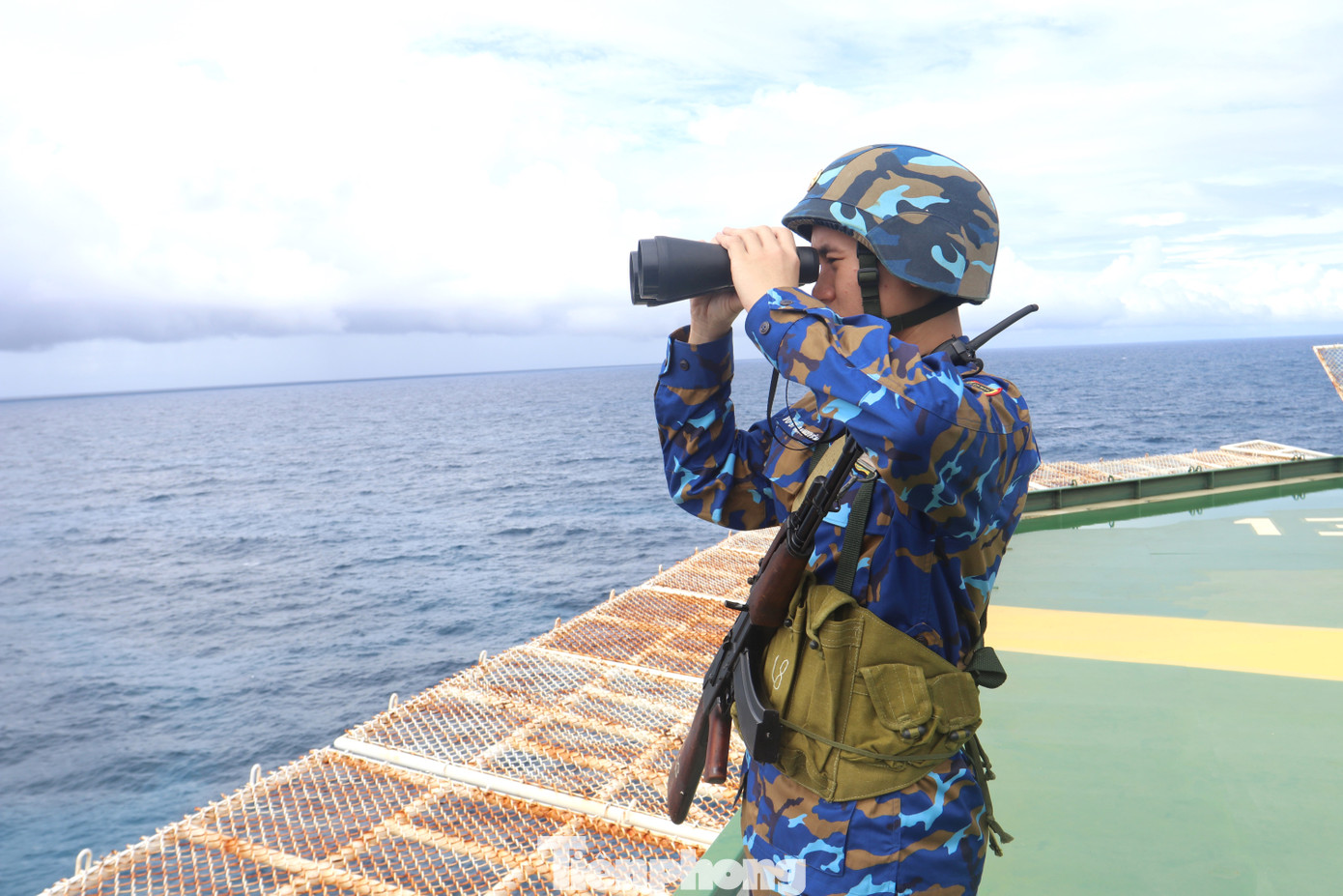 Trong thời khắc thiêng liêng nhưng các chiến sỹ hải quân vẫn tập trung cao độ cho nhiệm vụ cao cả của mình, bảo vệ vùng trời, vùng biển, toàn vẹn lãnh thổ.