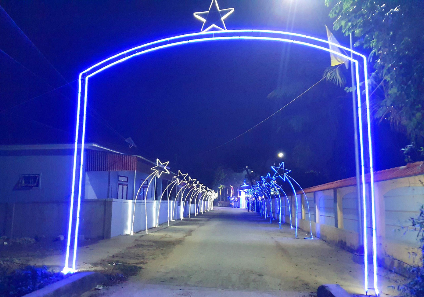 Những ngày này, nhiều con đường ở các xóm đạo Nghệ An cũng đã dần trở nên lung linh bởi những công trình trang trí chào đón Giáng sinh.