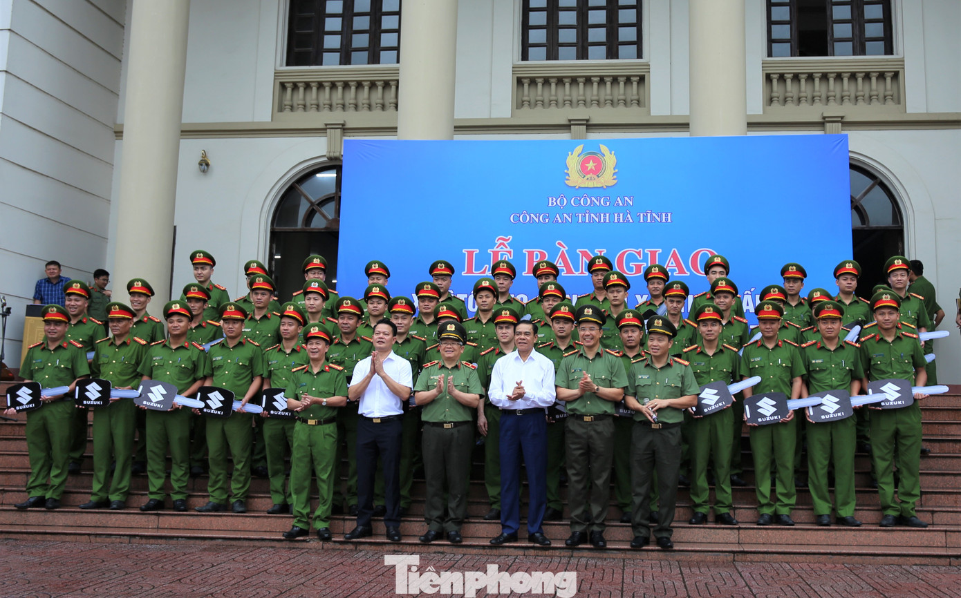 Đại diện lãnh đạo Bộ Công an và UBND tỉnh Hà Tĩnh, Công an Hà Tĩnh bàn giao 132 xe công vụ cho lực lượng công an xã, thị trấn. Đại diện lãnh đạo Bộ Công an và UBND tỉnh Hà Tĩnh, Công an Hà Tĩnh bàn giao 132 xe công vụ cho lực lượng công an xã, thị trấn.