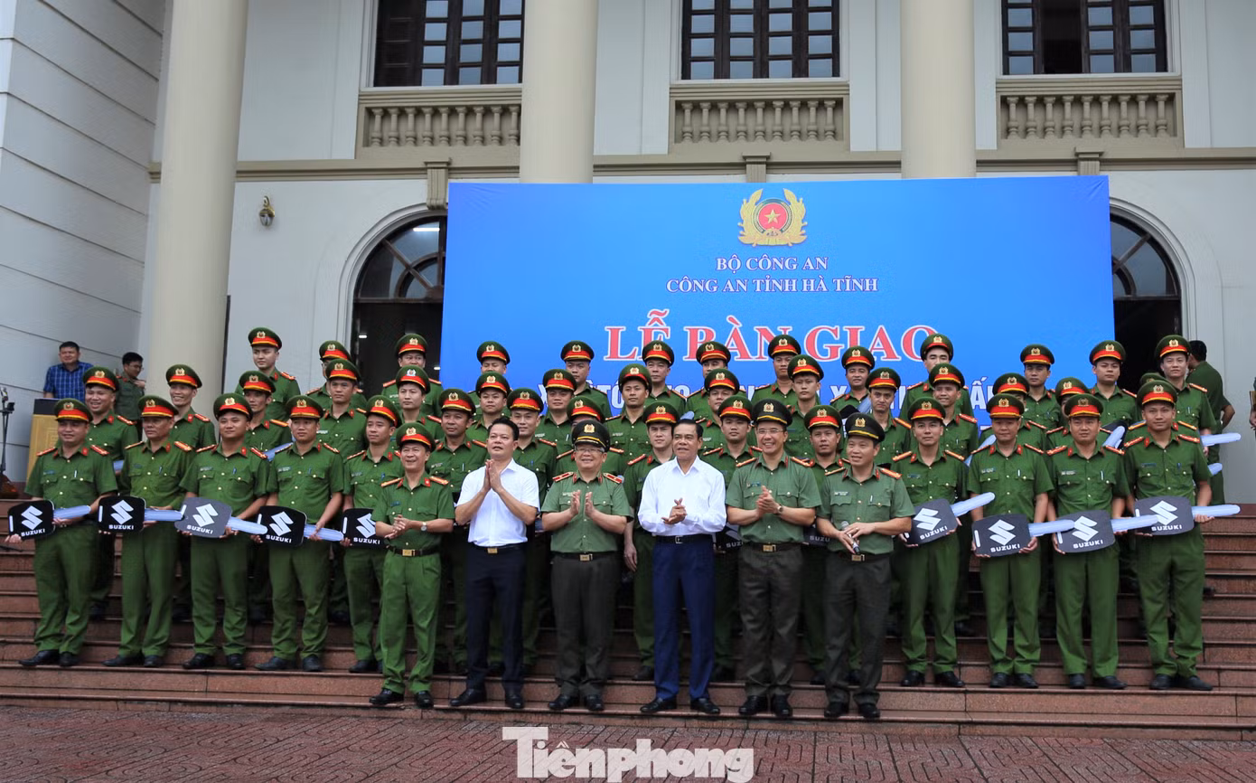 Đại diện lãnh đạo Bộ Công an và UBND tỉnh Hà Tĩnh, Công an Hà Tĩnh bàn giao 132 xe công vụ cho lực lượng công an xã, thị trấn.
