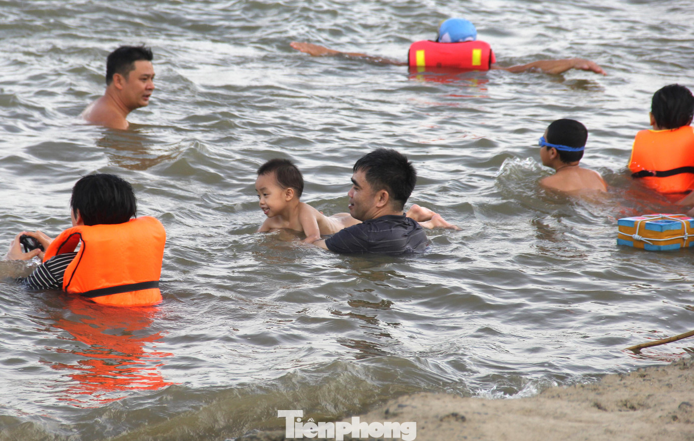 Khi mặt trời dần xuống núi, khu vực hạ nguồn sông Lam đoạn qua địa bàn phường Bến Thủy (TP.Vinh) lại bắt đầu trở thành bãi tắm giải nhiệt của người dân xung quanh.