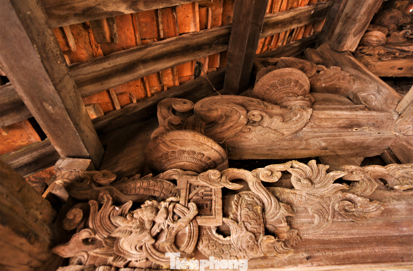 Những nét khắc tinh xảo, công phu và rất nghệ thuật trên chất liệu gỗ mít với cách bài trí đăng đối hài hòa. Các chủ đề trang trí phản ánh đời sống văn hóa dân gian truyền thống như rồng, phượng, hổ... Những nét khắc tinh xảo, công phu và rất nghệ thuật trên chất liệu gỗ mít với cách bài trí đăng đối hài hòa. Các chủ đề trang trí phản ánh đời sống văn hóa dân gian truyền thống như rồng, phượng, hổ...