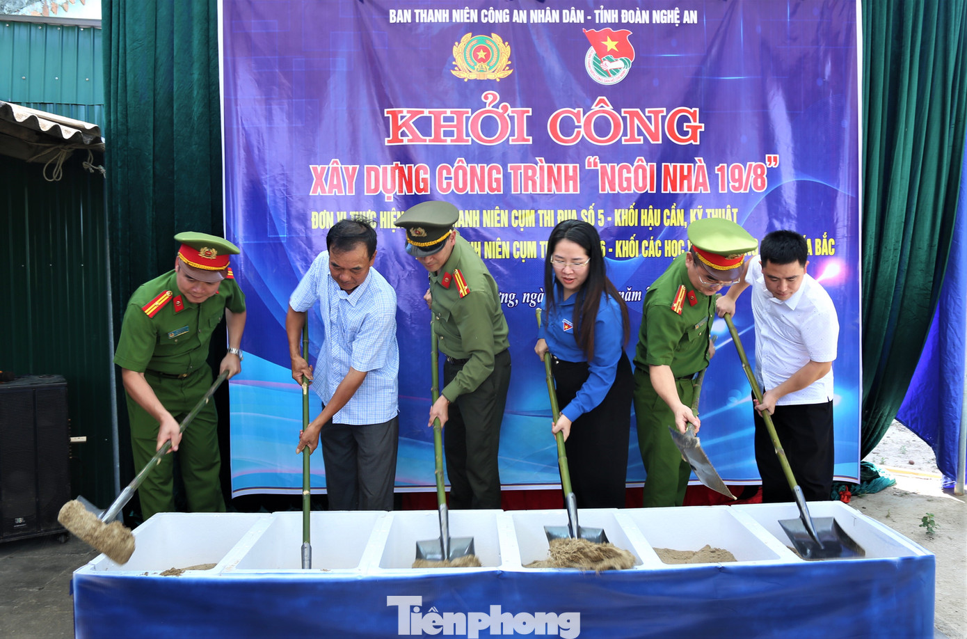 Tại huyện Thanh Chương, chị Nguyễn Thị Phương Thúy - Phó Bí thư Tỉnh Đoàn Nghệ An cùng đại diện Ban Thanh niên CAND tổ chức lễ khởi công xây dựng "Ngôi nhà 19/8" cho hộ gia đình bà Nguyễn Thị Tân (xóm 3, xã Thanh Hương).