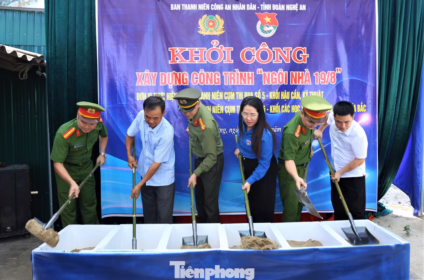 Tại huyện Thanh Chương, chị Nguyễn Thị Phương Thúy - Phó Bí thư Tỉnh Đoàn Nghệ An cùng đại diện Ban Thanh niên CAND tổ chức lễ khởi công xây dựng "Ngôi nhà 19/8" cho hộ gia đình bà Nguyễn Thị Tân (xóm 3, xã Thanh Hương).