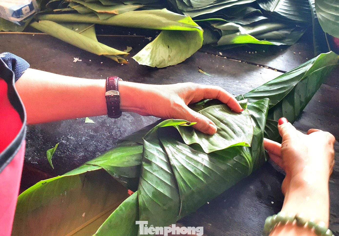 Theo anh Phê, người gói bánh phải khéo léo và có kinh nghiệm trong việc bỏ nhân, đổ nếp và cuốn lá thì bánh mới có hình dạng đẹp.