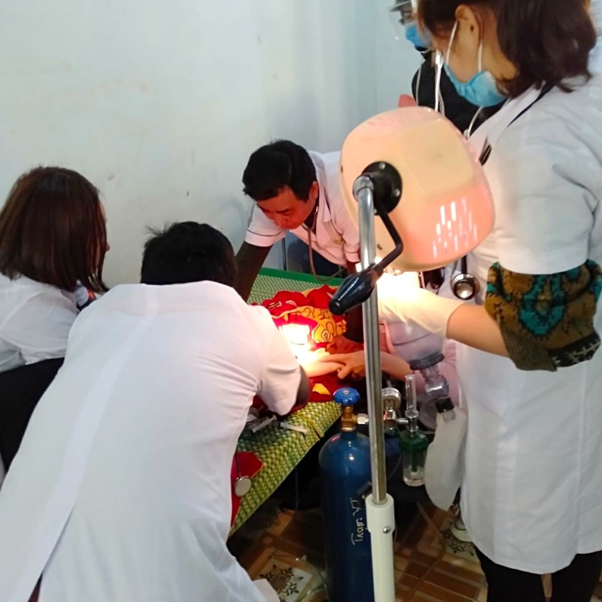 Các y bác sỹ đang khẩn cấp cứu bé K. bị đuối nước khi đã ngừng tim, ngừng thở, ngừng tuần hoàn. Các y bác sỹ đang khẩn cấp cứu bé K. bị đuối nước khi đã ngừng tim, ngừng thở, ngừng tuần hoàn.