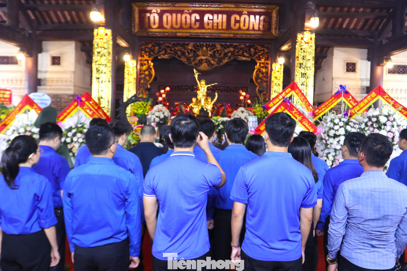 Trong không khí trang nghiêm của buổi lễ, các đại biểu mặc niệm để tưởng nhớ công lao to lớn của các anh hùng liệt sĩ. Lịch sử mãi khắc ghi những anh hùng đã hiên ngang bảo vệ lý tưởng, bảo vệ con đường cách mạng, chấp nhận hy sinh khi tuổi đời còn rất trẻ. Các chiến sỹ cách mạng tiêu biểu mãi là tấm gương sáng ngời cho thế hệ trẻ Việt Nam hôm nay và mãi mãi về sau noi theo, học tập và rèn luyện.