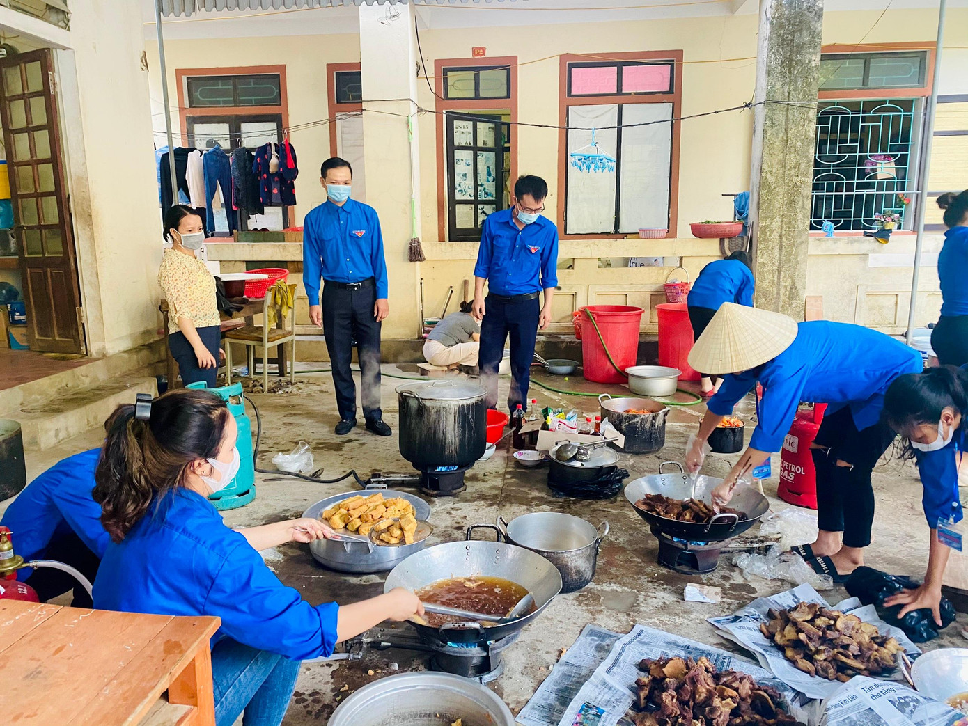 Đối với các thí sinh thuộc các trường bán trú ở miền núi Nghệ An, Huyện đoàn địa phương sẽ tổ chức nấu ăn, phục vụ nhu cầu ăn uống cho các sỹ tử tiếp tục buổi thi tiếp theo. Đối với các thí sinh thuộc các trường bán trú ở miền núi Nghệ An, Huyện đoàn địa phương sẽ tổ chức nấu ăn, phục vụ nhu cầu ăn uống cho các sỹ tử tiếp tục buổi thi tiếp theo.