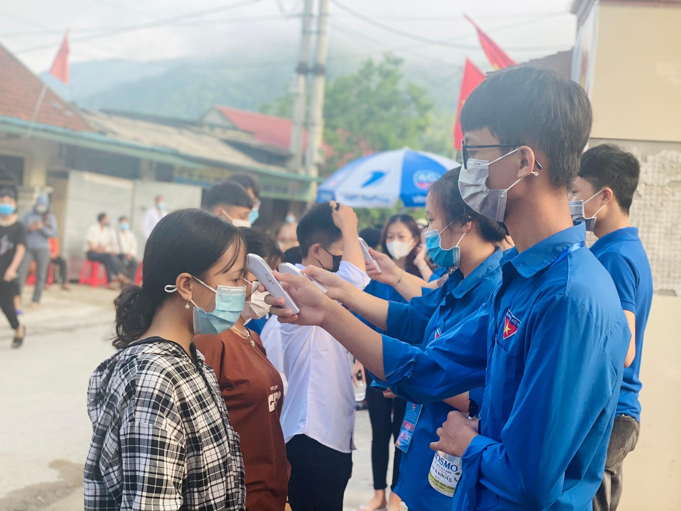 Công tác phòng, chống COVID-19 được chú trọng tại điểm thi trên toàn tỉnh Nghệ An. Ảnh: Xã Tú. Công tác phòng, chống COVID-19 được chú trọng tại điểm thi trên toàn tỉnh Nghệ An. Ảnh: Xã Tú.