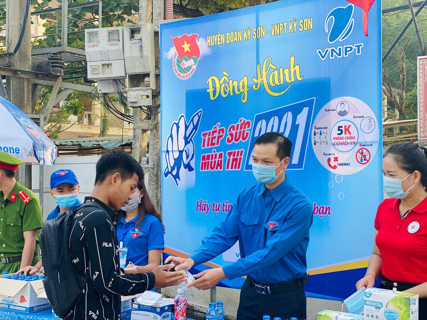 Huyện đoàn Kỳ Sơn thực hiện 5K phòng chống dịch COVID-19. Huyện đoàn Kỳ Sơn thực hiện 5K phòng chống dịch COVID-19.
